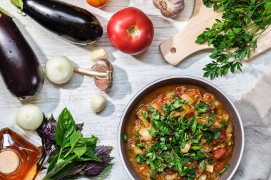 Gürcü aperatif ve hafif bir arka plan üzerinde taze sebze.