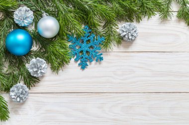 Ahşap arka planda Noel süsleri olan ladin dalları. Metin için boşluk.