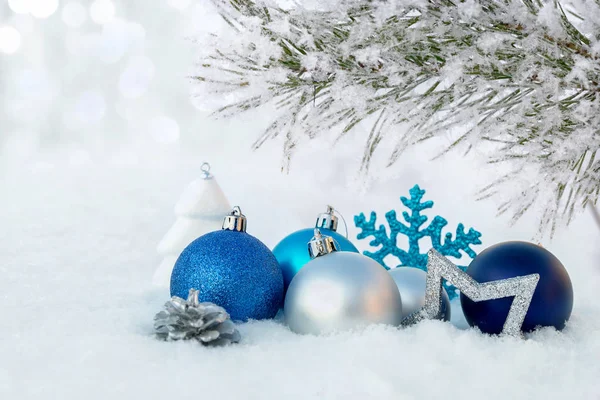 Lehněte Sněhu Vánoční Stromek Vánoční Ozdoby — Stock fotografie
