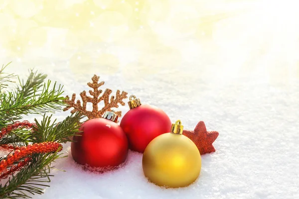 Ornements Noël Couchés Dans Neige Sur Une Clairière — Photo