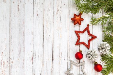 Çam dalları ile Noel dekorasyonları ahşap arka plan üzerinde. Kopyala ve Yapıştır.