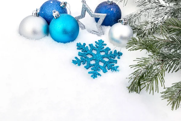 Weihnachtsschmuck Liegt Schnee Auf Einer Lichtung — Stockfoto