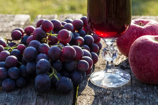 Kırmızı Şarap Üzüm Elma Ahşap Arka Plan Üzerinde — Stok fotoğraf