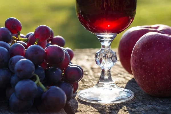 Vino Rosso Uva Mele Fondo Legno — Foto Stock