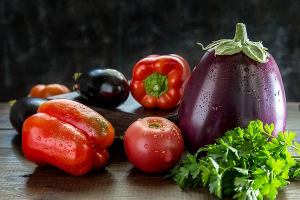 Aubergines Paprika Tomaten Een Donkere Houten Achtergrond — Stockfoto
