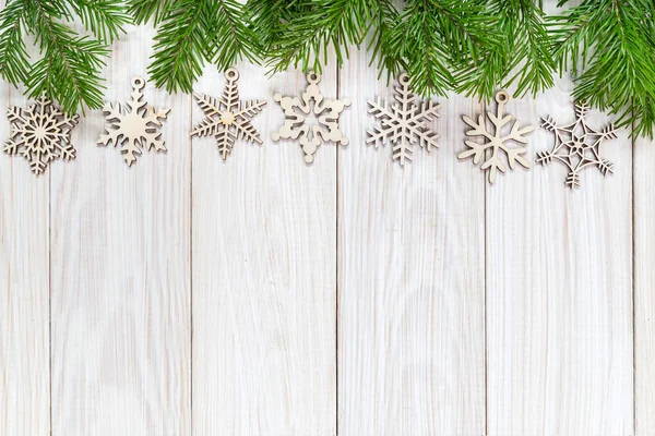 Ramas de abeto con decoraciones de Navidad . —  Fotos de Stock
