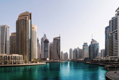 Dubai, Birleşik Arap Emirlikleri - Eylül 2018: Renkli sabah kanal ve dolgu Dubai Marina, Dubai, Birleşik Arap Emirlikleri