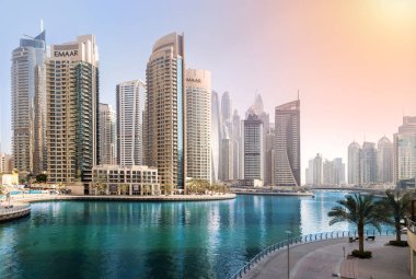 Dubai, Birleşik Arap Emirlikleri - Eylül 2018: Renkli sabah kanal ve dolgu Dubai Marina, Dubai, Birleşik Arap Emirlikleri
