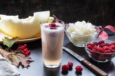 Ahududu ile kavun smoothies. Sonbahar tatlı.