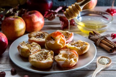 Elma tarçın, susam ve bal ile pişmiş. Sonbahar tatlı.