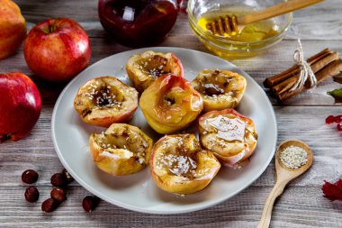 Elma tarçın, susam ve bal ile pişmiş. Sonbahar tatlı.