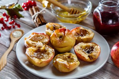 Elma tarçın, susam ve bal ile pişmiş. Sonbahar tatlı.