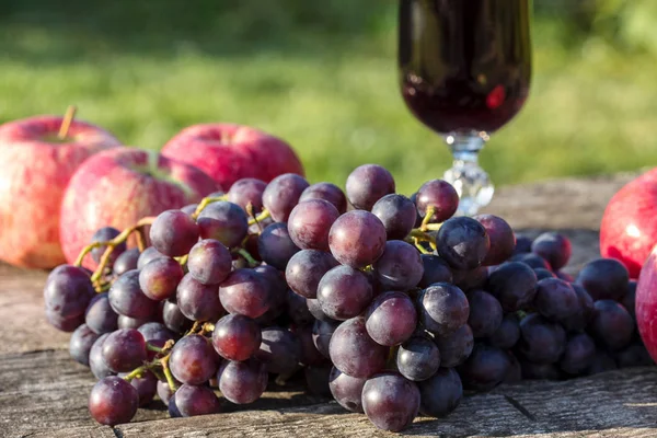 Kırmızı Şarap Üzüm Elma Ahşap Arka Plan Üzerinde — Stok fotoğraf