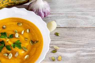 Balkabağı çorbası bir ahşap zemin üzerine maydanoz ile. Kopya alanı.