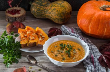 Ahşap bir zemin üzerine maydanoz ile kabak çorbası.