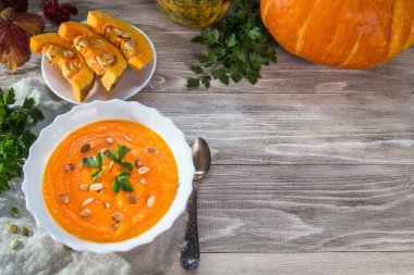 Balkabağı çorbası bir ahşap zemin üzerine maydanoz ile. Kopya alanı.