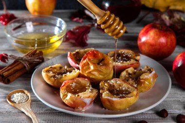 Elma tarçın, susam ve bal ile pişmiş. Sonbahar tatlı.