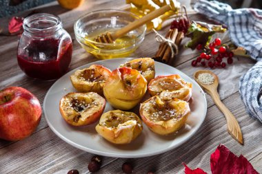 Elma tarçın, susam ve bal ile pişmiş. Sonbahar tatlı.