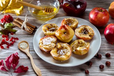 Elma tarçın, susam ve bal ile pişmiş. Sonbahar tatlı.
