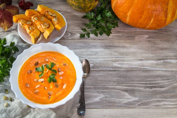 Balkabağı çorbası bir ahşap zemin üzerine maydanoz ile. Kopya alanı.