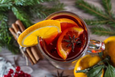 Noel mulled şarap ve bir ahşap zemin üzerine mandalina.