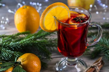 Noel mulled şarap ve bir ahşap zemin üzerine mandalina.