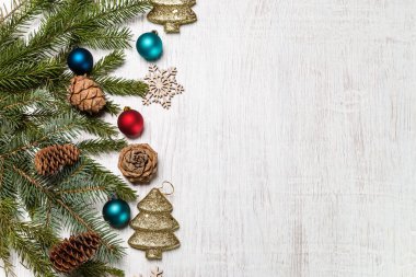 Yılbaşı süsleri çam dalları.