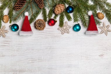 Yılbaşı süsleri çam dalları.