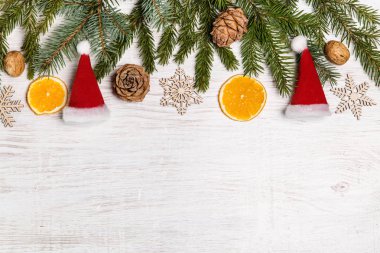 Yılbaşı süsleri çam dalları.