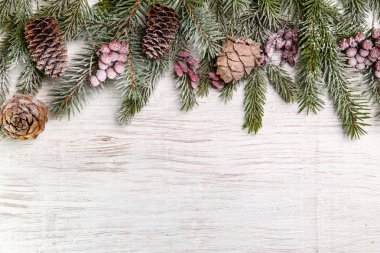 Yılbaşı süsleri çam dalları.