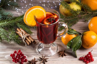 Noel mulled şarap ve bir ahşap zemin üzerine mandalina.