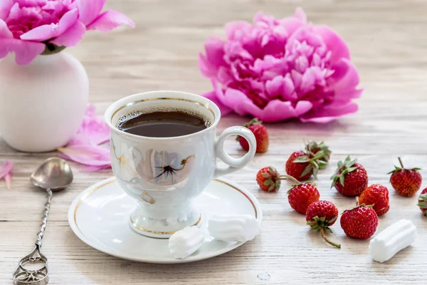 Coffee Marshmallow Strawberries Light Wooden Background — Stock Photo, Image