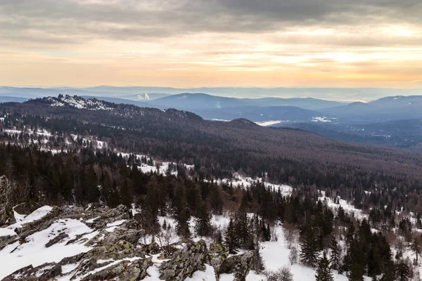Munți Acoperiți Zăpadă Timpul Iernii Sudul Uralilor — Fotografie de stoc gratuită