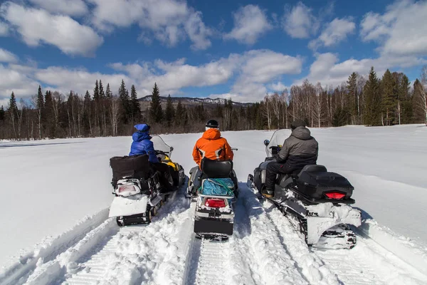 Tre Amici Motoslitta Sulle Montagne Degli Urali Del Sud — Foto Stock