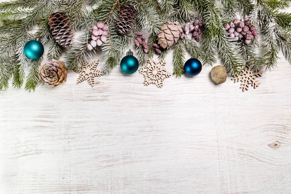 전나무 배경에 크리스마스 장식으로 — 스톡 사진