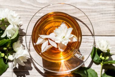 Yasemin çayı, tahtadan bir fincanda..