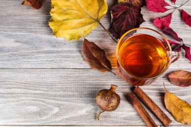 Ahşap arka planda bir fincan çay..