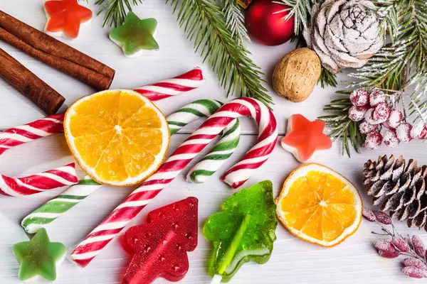 Weihnachtsgebäck Und Tannenzweige Auf Hellem Holzgrund — Stockfoto