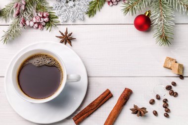 Parlak bir tabloda çam dalları ile Noel kahve.