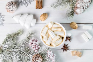 Beyaz Kupası ve ladin parlak bir tabloda dallarında marshmallow ile kahve.