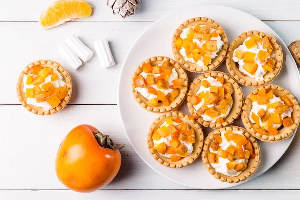 Tartlet Dengan Krim Dadih Dan Kesemek Pada Latar Belakang Cahaya — Foto Stok Gratis