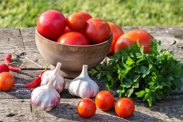 Frische Tomaten Petersilie Und Knoblauch Auf Einem Holztisch — Stockfoto