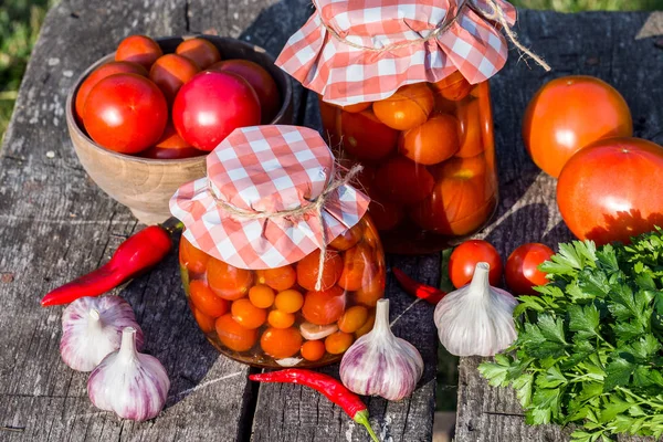 Zelfgemaakte Ingeblikte Tomaten Verse Tomaten Met Kruiden Een Houten Tafel — Stockfoto