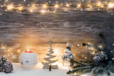 İçinde çelenk ve Noel süsleri olan bir Noel kartı. Boşluğu kopyala.