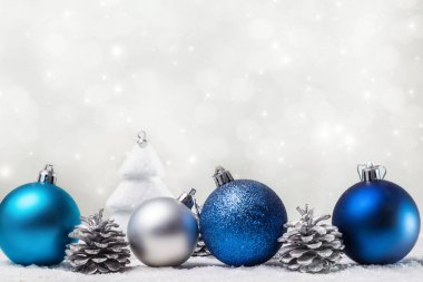 Işıklı arka planda duran Noel süsleri. Boşluğu kopyala.