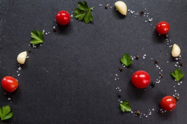 Domates ve baharat bir Fibonacci spiral şeklinde ortaya koydu. Yukarıdan görüntüleyin. Kopya alanı.