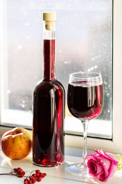 Vino Rosso Bottiglia Bicchiere Vino Sul Davanzale Della Finestra — Foto Stock