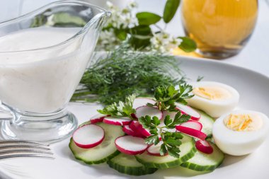 Turp ve salatalık Yeşiller, yumurta ve ekşi krema ile dilimlenmiş.