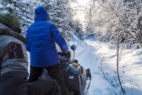 Idrottare på snöskoter. — Stockfoto