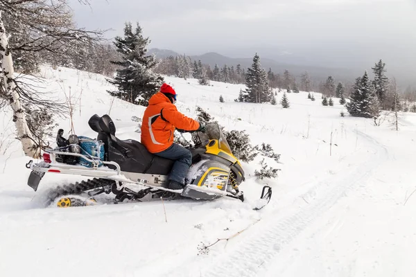Sportowiec Skuterze Śnieżnym Poruszający Się Zimowym Lesie Górach Południowych Uralu — Zdjęcie stockowe